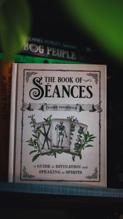 The Book of Séances: A Guide to Divination and Speaking to Spirits